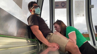 EmilyRose a metróban cidázza le a palija faszát