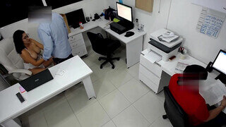 martinasmith a csöcsös szuka az irodában dug a munkatársával