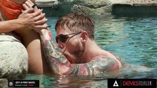 Csábító nagymellű transzvesztita Brittney Kade telefröcskölt arccal popó után