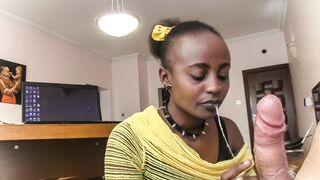 Nyakörves fekete cafka nyáladzik a főnök kukacán