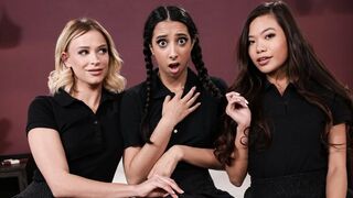 Rosszcsont lezbi diákok élvezik a forró hármast