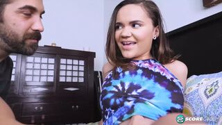 Naudi Nala vadul cidázza és lovagolja a kolosszális bájdorongot