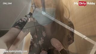 Lina Love mellbimbós kishölgy masturbál közkonyhában