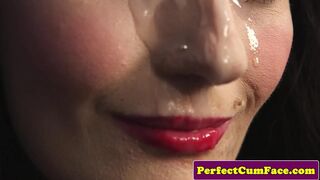 Szenvedélyes csipkés szépség hatalmas adag arcon