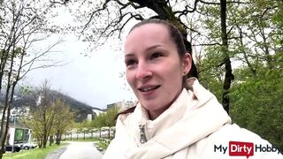 Forró fiatal amatőr nyilvános pippantása idegennek