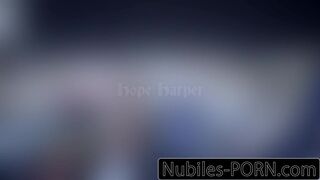 Kettő apró német fiatal megosztja a szörnyű kukit