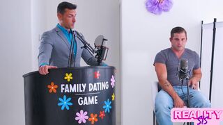 Chanel Camryn faszőrült világos szőke kiscsaj nyeri a randi játékot és mostohabátyja farkával teljes csoportos szex kavarodik