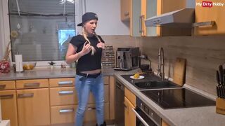 Német amatőr milf kukoricával bassza puncáját és nyali saját nedvét