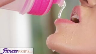 Afina Kisser világos szőke orosz milf éhesen orálozza a méretes lőcse