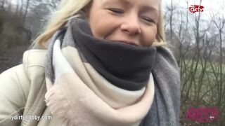 Forró fiatal nőci kerékpáron dörzsöli lucskos puncáját