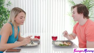 Faszra éhes mostohaanya Evelyn Payne levetkőzteti lépfiát és ugrál a kukacán - s1:e9