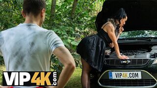 Texas Patti vadul élvezi a nagy cerkát az erdőben