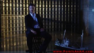 A stílusos afró amerikai bomba lova az ős férfija izmain