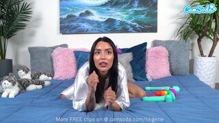 Aranyos afrikai hajú tinédzser kisasszony tölti tele a pináját több játékkal