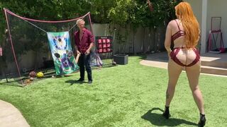 Termetes popsis vörös milf mami játszik a lépfia kolosszális fehér faszával