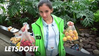 Dél Amerikai milf mary gomez arcára spriccel a forró hancúr után