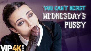 Lispy wednesday reszelte a nevelő apa nagyméretű faszát mint egy igazi kutyaként