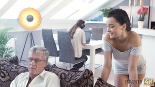 Szürke hajú szemüveges öregember döngeti a izgató tinit