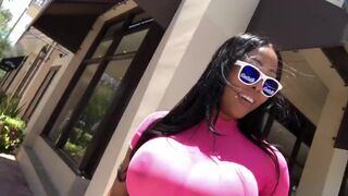 Moriah Mills átlátszó csipkében olajozza meg nagy popóját