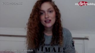 Gömbölyű fiatal nyújtózza szűk puncáját vastag vibrátorral