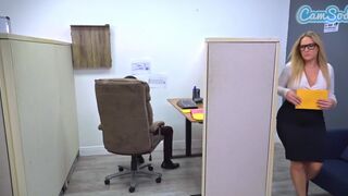 Gigászi popsis milf háromszereplős szeretkezése a forró párbaj felett