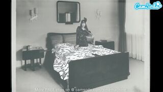 Forró fiatal leányzó szőreivel játszik kolosszális műfaszokkal webcam előtt