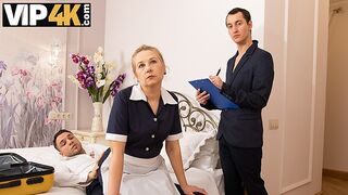 Szobaszolgálat csavarral egy forró szépkorú szőkével