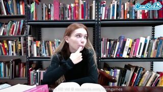 Fiatal iskolás titokban masztizik a webkamerán tanulmányi szünetben