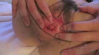 Juliette March ujjai mélyen a szőrös bulkeszban