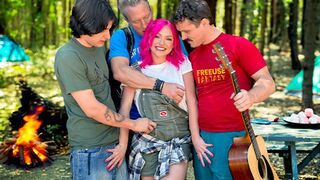 Ingyenes használatú kempingút vad kültéri négyesbe torkollik