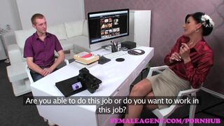 Bombázó milf ügynök beavassa a tinédzser studot a együttlét titkaiba