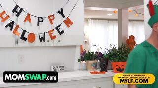 Sydney Paige és Mandy Rhea, kettő forró mostohaanya, halloweenre kibuggyanó felszerelést választ, hogy megőrjítse Berry Mckockinert