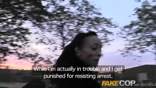 Rendőr óriási faszával fogvatartott nőket szeretkezik élvezettel