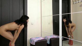 Fiatal csajszika szőrös puncival masturbál a tükör előtt