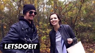 Orbitális cicis fekete hajú német fiatalasszony felvétel a óriási kombiban vad baszásra