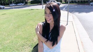 Fiatal ribanc Mia Hurley megmutatja gigászi ciciét és pénzért megdugja a manust