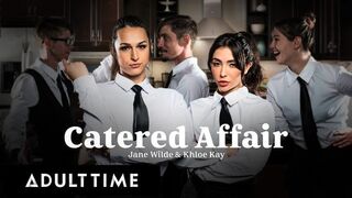 Jane Wilde és Khloe Kay forró pincérnők megdugva a munkahelyen