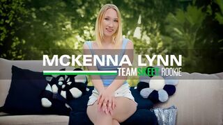Mckenna Lynn legelső pornója: világos szőke bige vad faszas kalandja