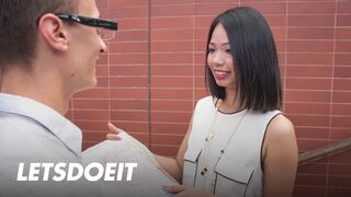 Jureka Del Mar ázsiai fiatalasszony orálozza a gigantikus zsíros idegen fazt és jól meglovagolja