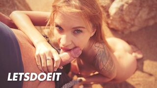 Angel Piaff világos szőke csábítója zsíros dárdát szopogatóan a tengerparton