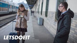 Selvaggia tinédzser gádzsi felfogta Charlie Dean gigantikus faszát egy gyors pov dugásra