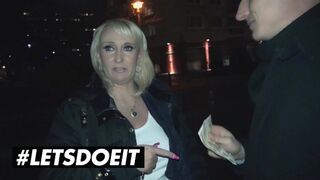 Kitty Wilder húsos milf kamatyolása a szexbuszon