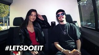 Karcsú afrikai Coco Kiss pénzért leszopja a bazinagy fekete fazt az autóban