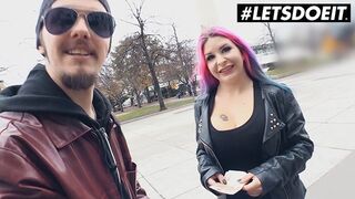 Aviva Rocks orbitális csöcsű svájci szuka megdugja az idegent pénzért a buszon