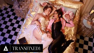 Mesebeli királynők Emma Rose és April Olsen vad strap-on popócska szexe