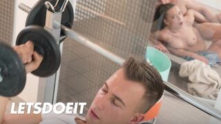 Therese bizarre fiatal puncáját mélyen megdugják a szaunában