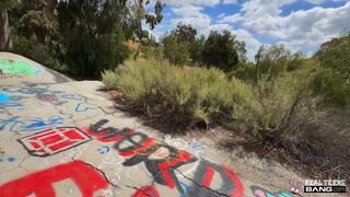 Isabella Jules forró tinédzser szeretkezése kültéren és krémes szállodai vagina élvezete