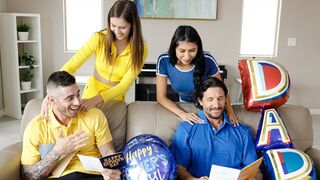 Csábító fiatal kurvák levetkőznek és megbaszák nevelő apjukat apák napján ünneplésképp