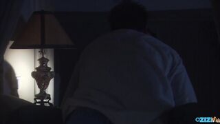 Fiatal nőci cumizik és lovagol a farkon ágyban lefekvés előtt