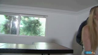 A világos szőke fiatal szexbomba megtörli a kolosszális fekete farkát